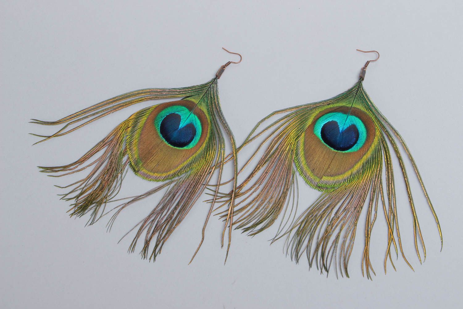 Longues boucles d'oreilles en plumes de paon multicolores faites main légères photo 2