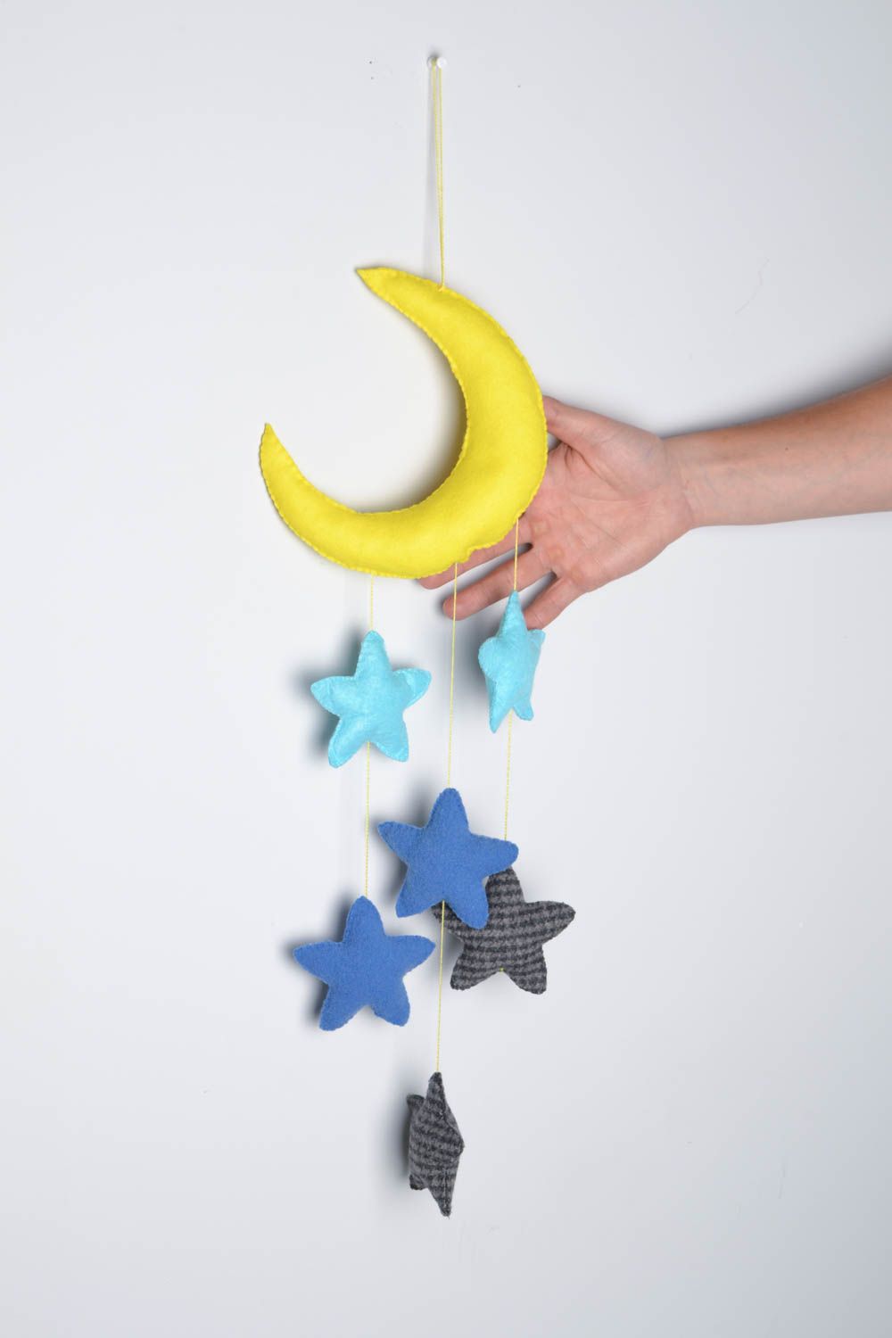 Фетровая авторская игрушка для декора в виде луны со звездами ручной работы фото 2