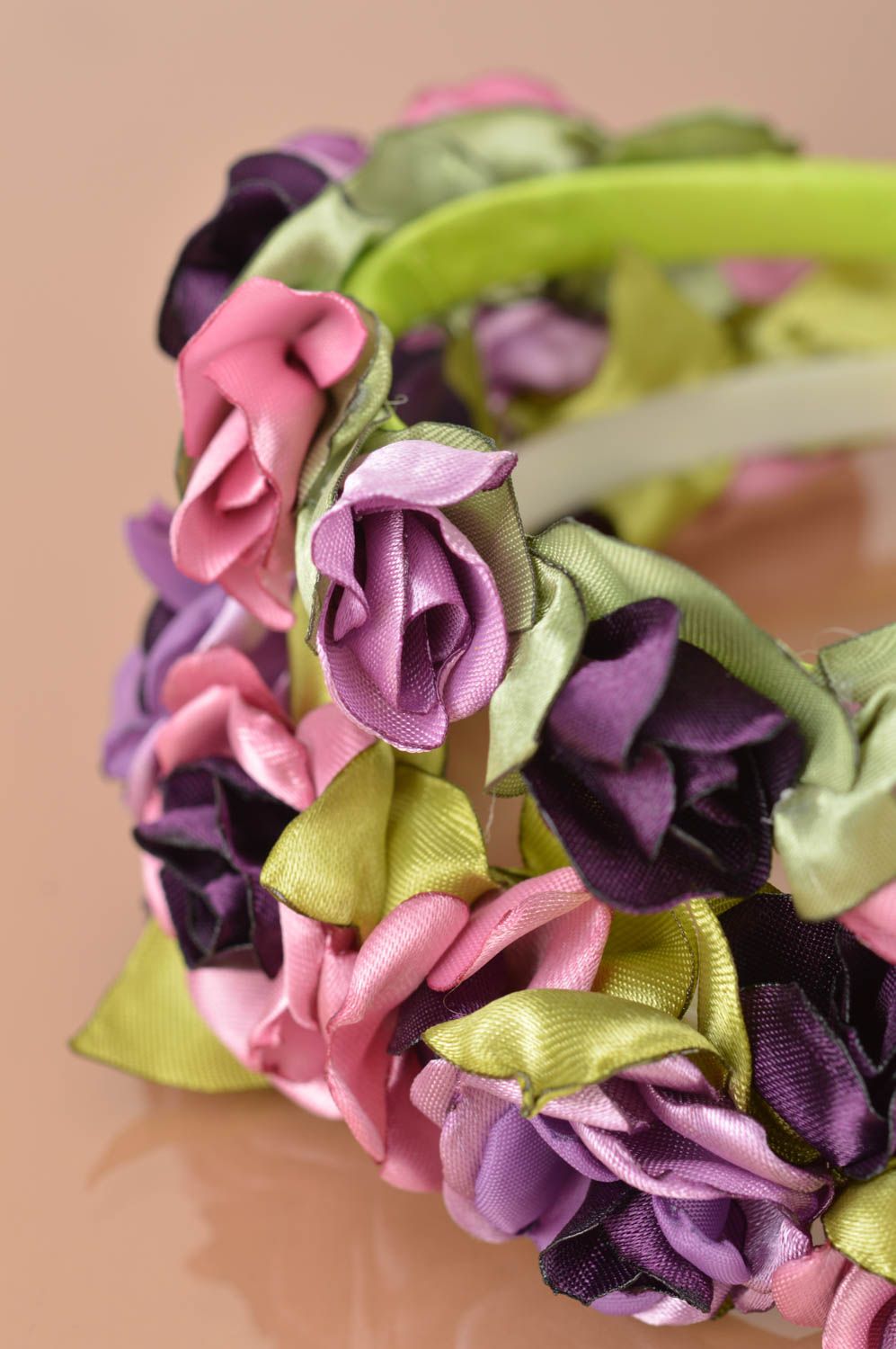 Dos coronas para cabello artesanales con flores de tela en técnica de kanzashi foto 5