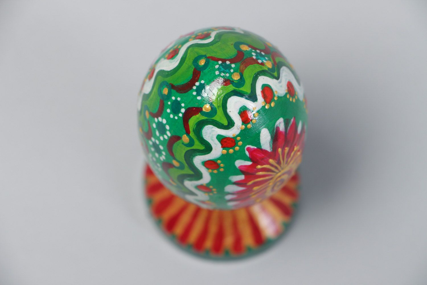 Декоративное яйцо с росписью деревянное яркое цветное на подставке ручная работа фото 4