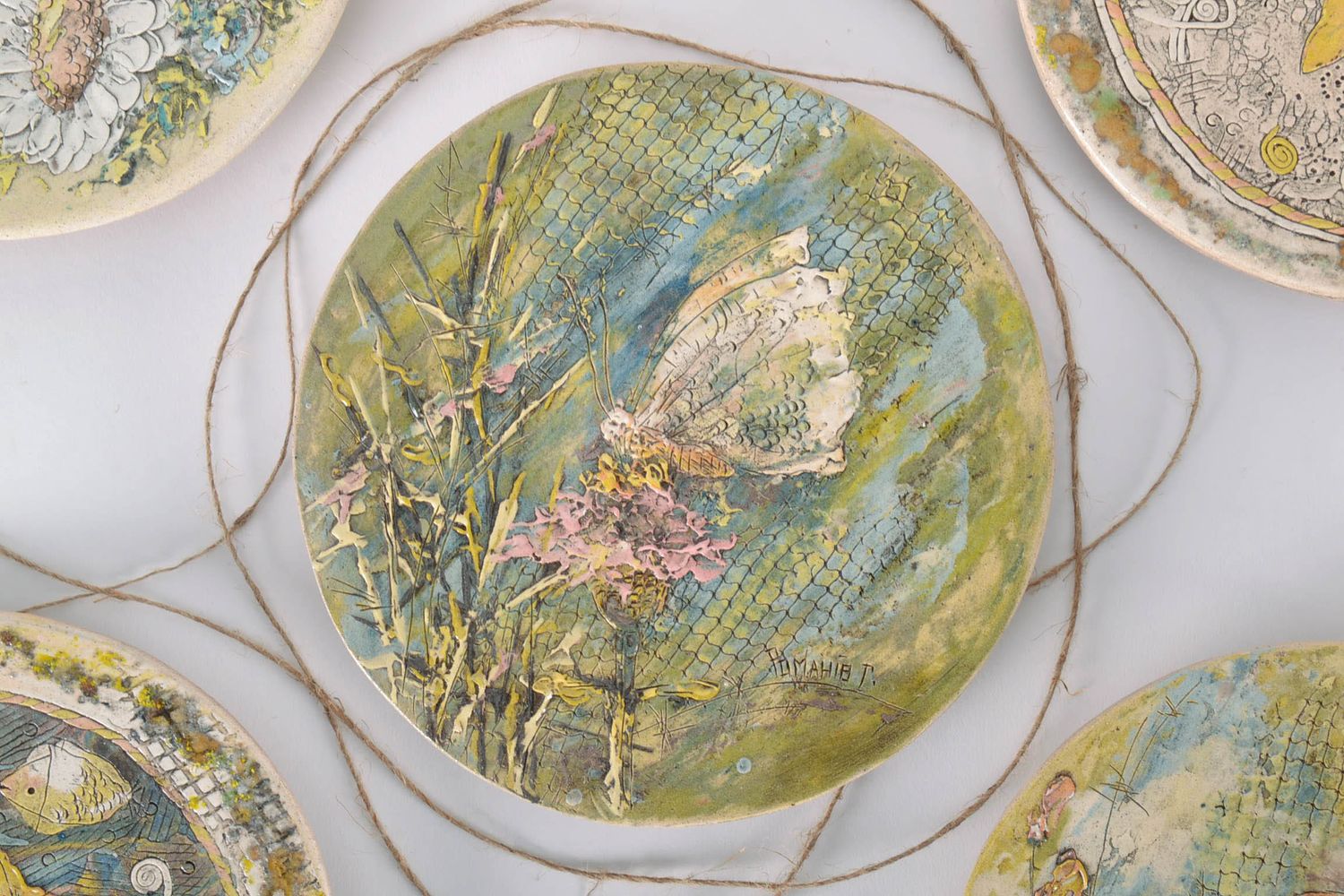 Prato de cerâmica decorativo Borboleta numa flor foto 1