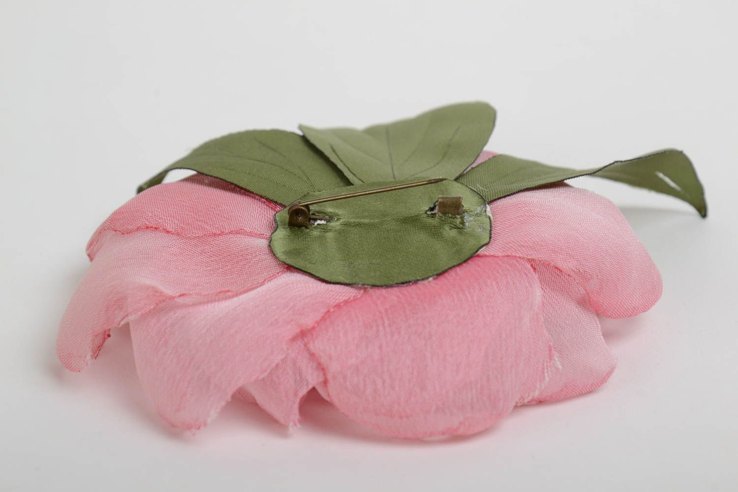 Broche rose tendre en tissu en forme de fleur avec feuilles faite main cadeau photo 3