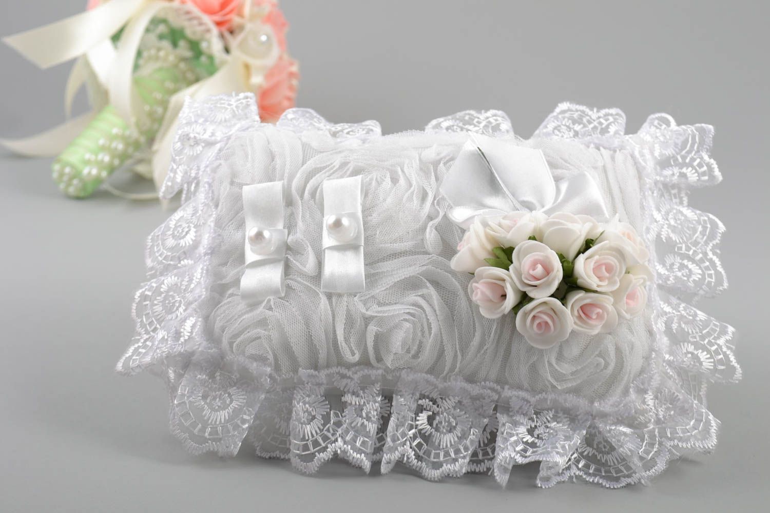 Coussin de mariage fait main pour alliances accessoire blanc avec fleurs photo 1
