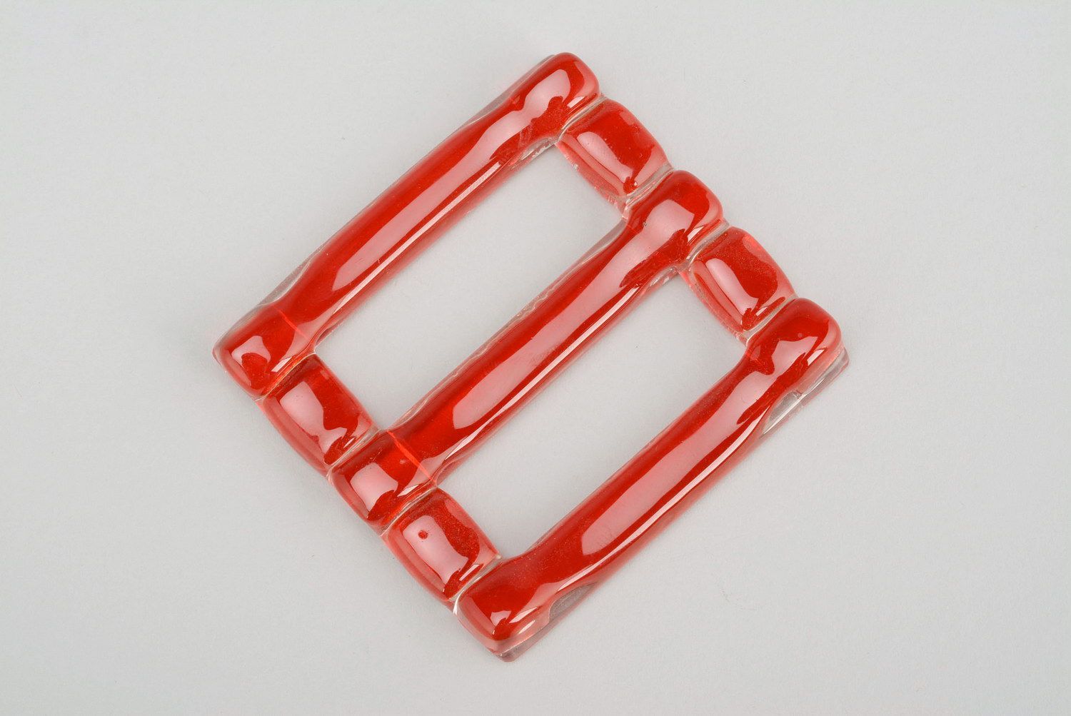 Cabide para lenços vermelho de fusão de vidro.  foto 3