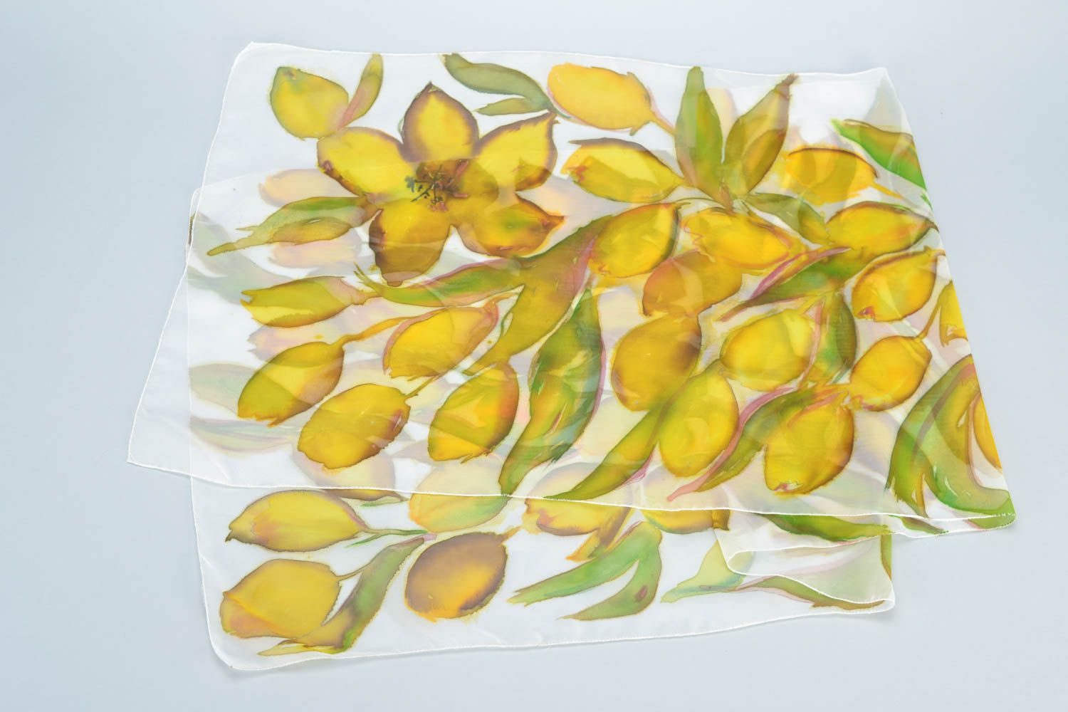 Pañuelo de cuello femenino artesanal de seda de color amarillo pintado a mano foto 3