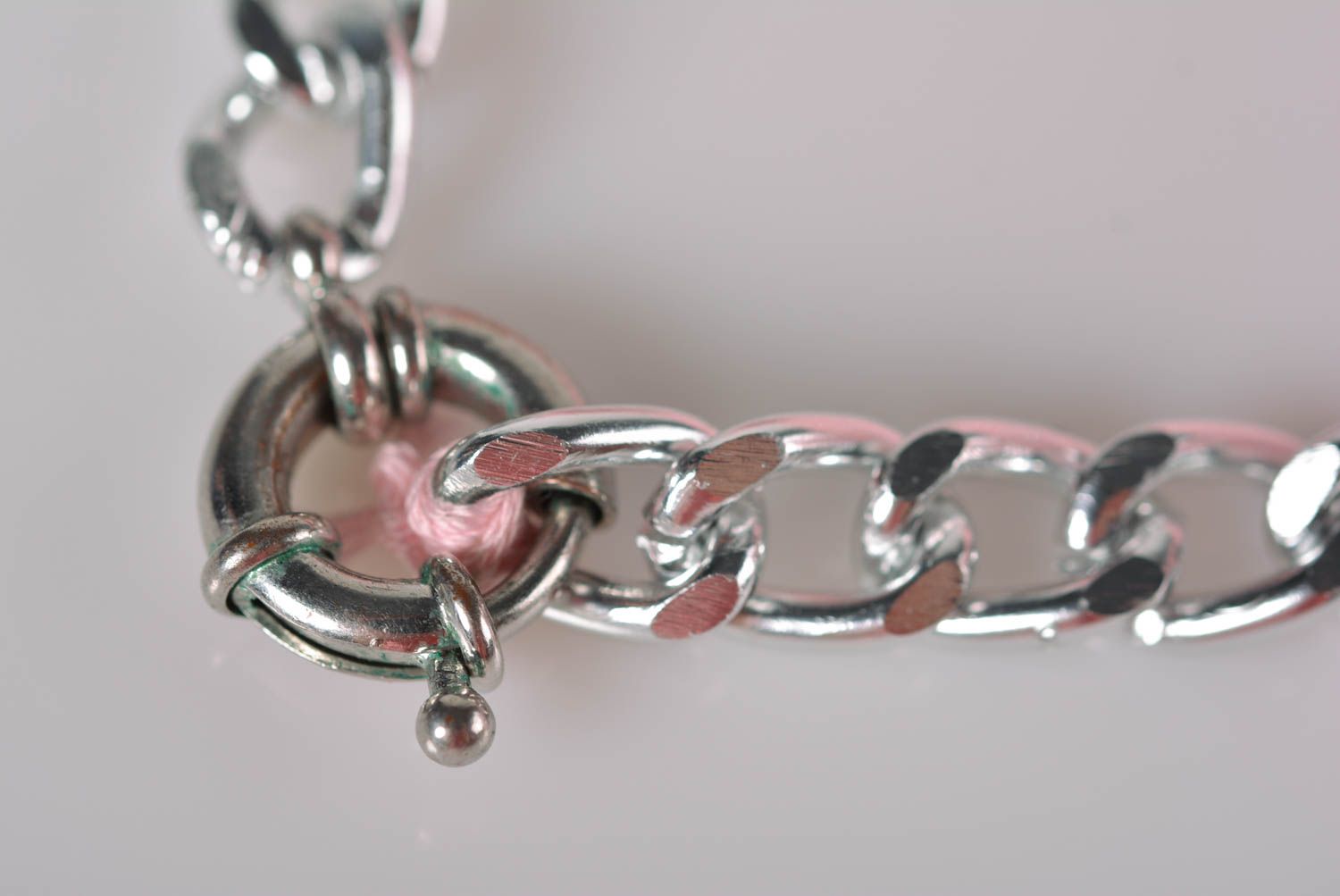 Bracelet tresse Bijou fait main Accessoire femme rose avec chaîne en métal photo 5