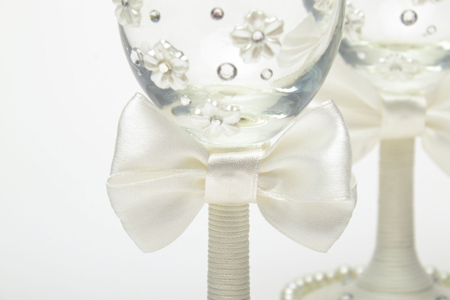 Verres de mariage blancs faits main avec rubans, perles en plastique et strass  photo 3