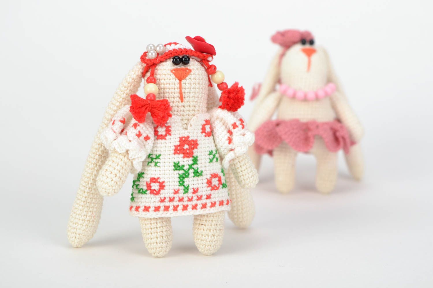 Kleines hübsches interessantes gehäkeltes Kuscheltier Häsin aus Baumwolle handmade foto 1