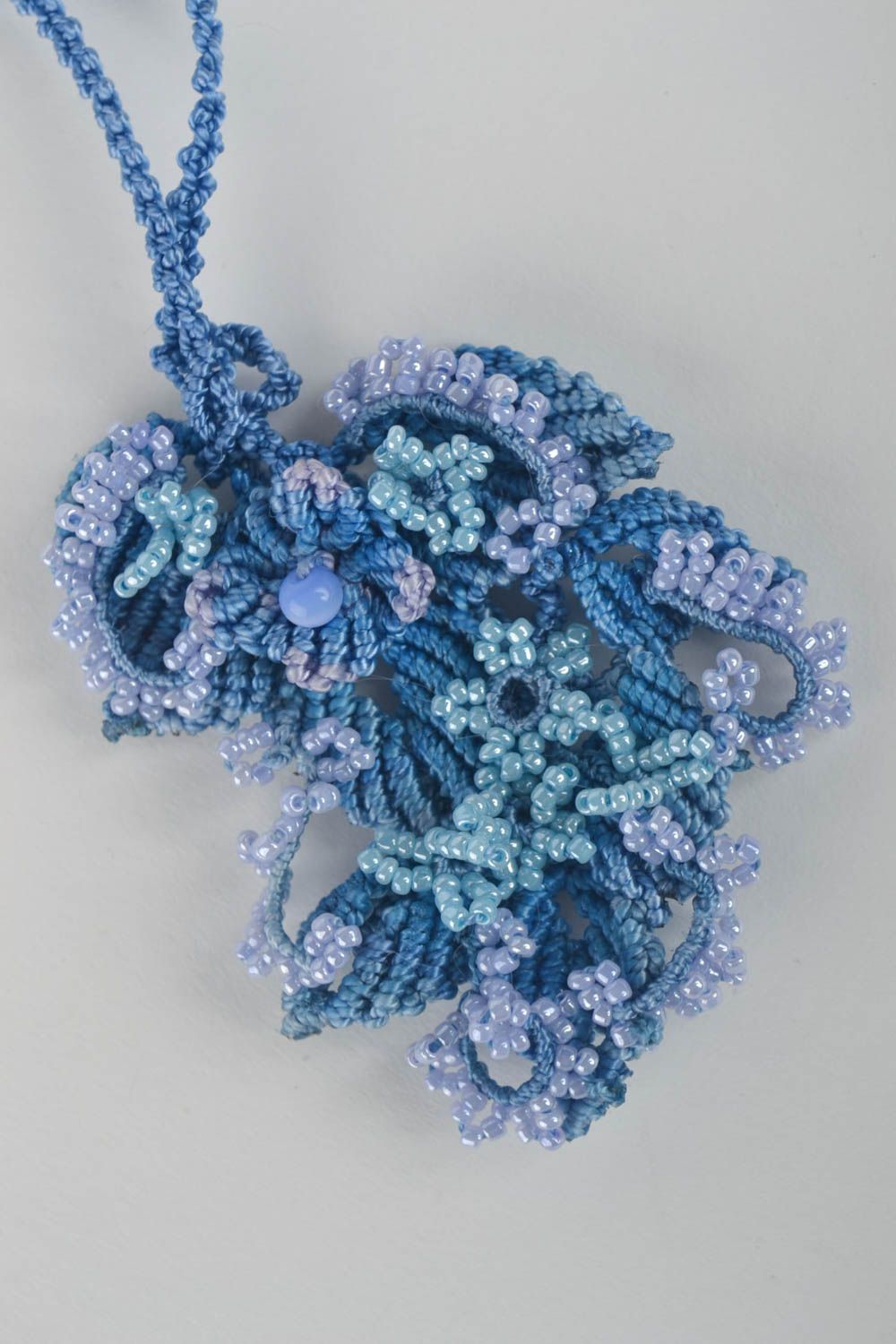 Украшение ручной работы подвеска на шею кулон из бисера макраме анкарс голубой фото 2