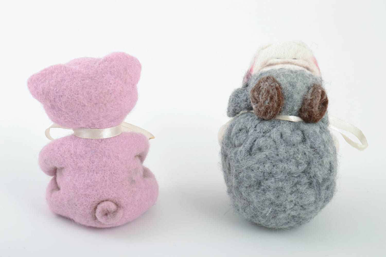 Juego de dos juguetes decorativos artesanales de lana con forma de cerdo y oveja foto 5