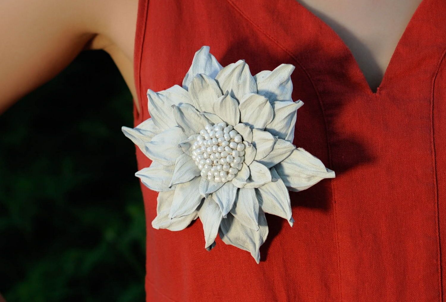 Белая брошь-цветок из кожи фото 4