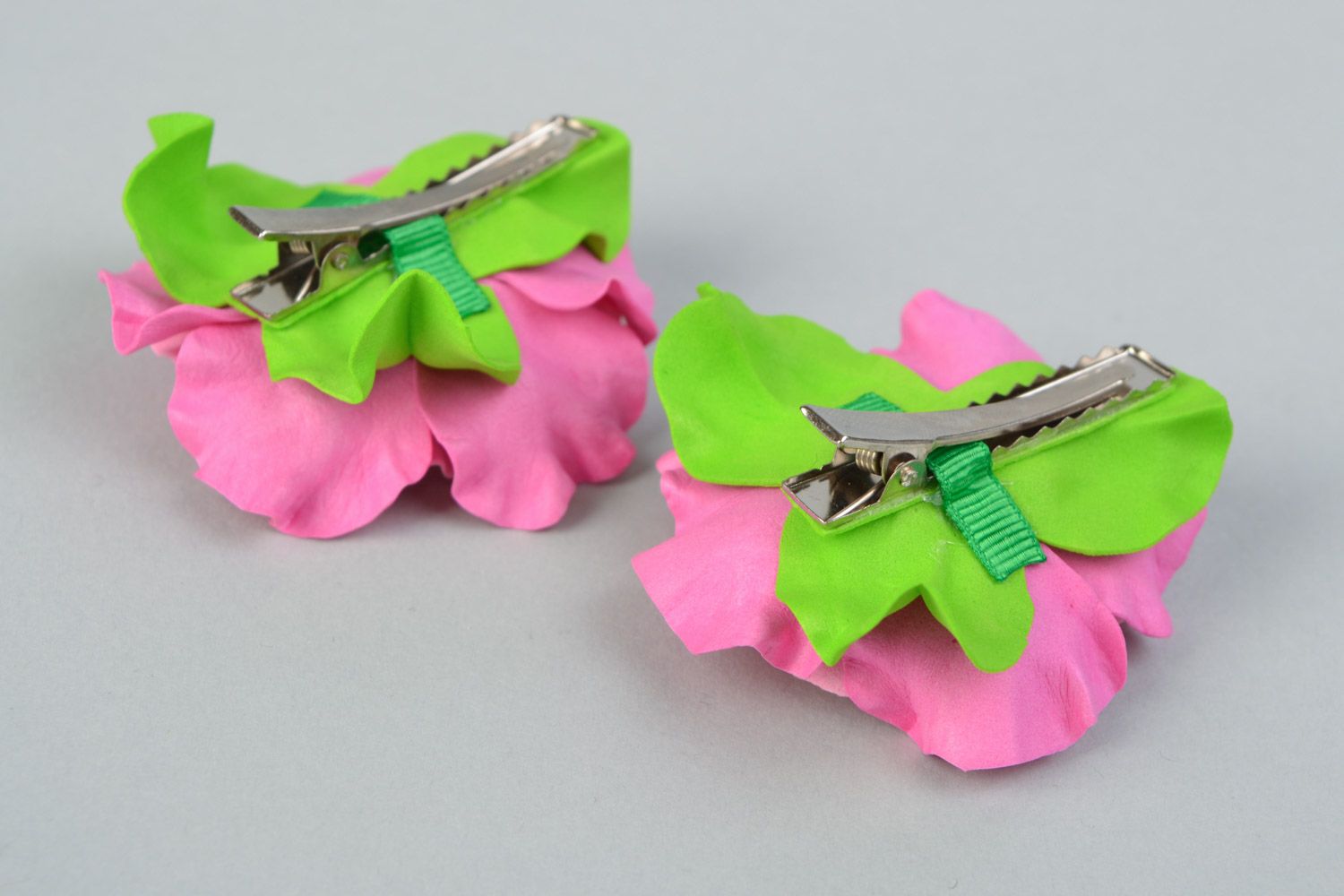 Заколки из фоамирана набор 2 штуки ручной работы цветы розовые с зеленым красивые фото 4