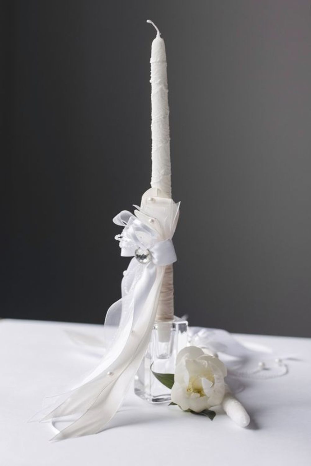 Свадебная свеча с белыми лентами и стразами фото 1