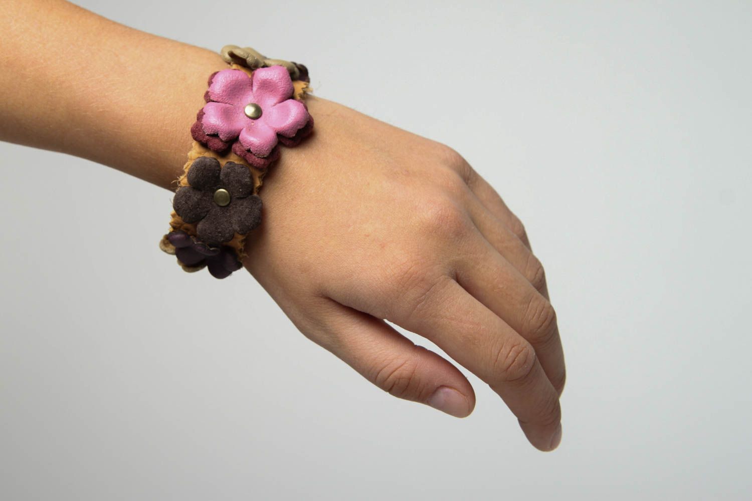 Handmade Leder Armband Designer Schmuck mit Blumen Accessoire für Frauen elegant foto 2