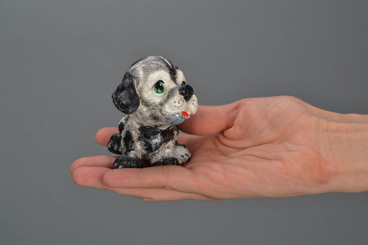 Estatueta de gesso pintada com tintas acrílicas em forma do cachorro  foto 2