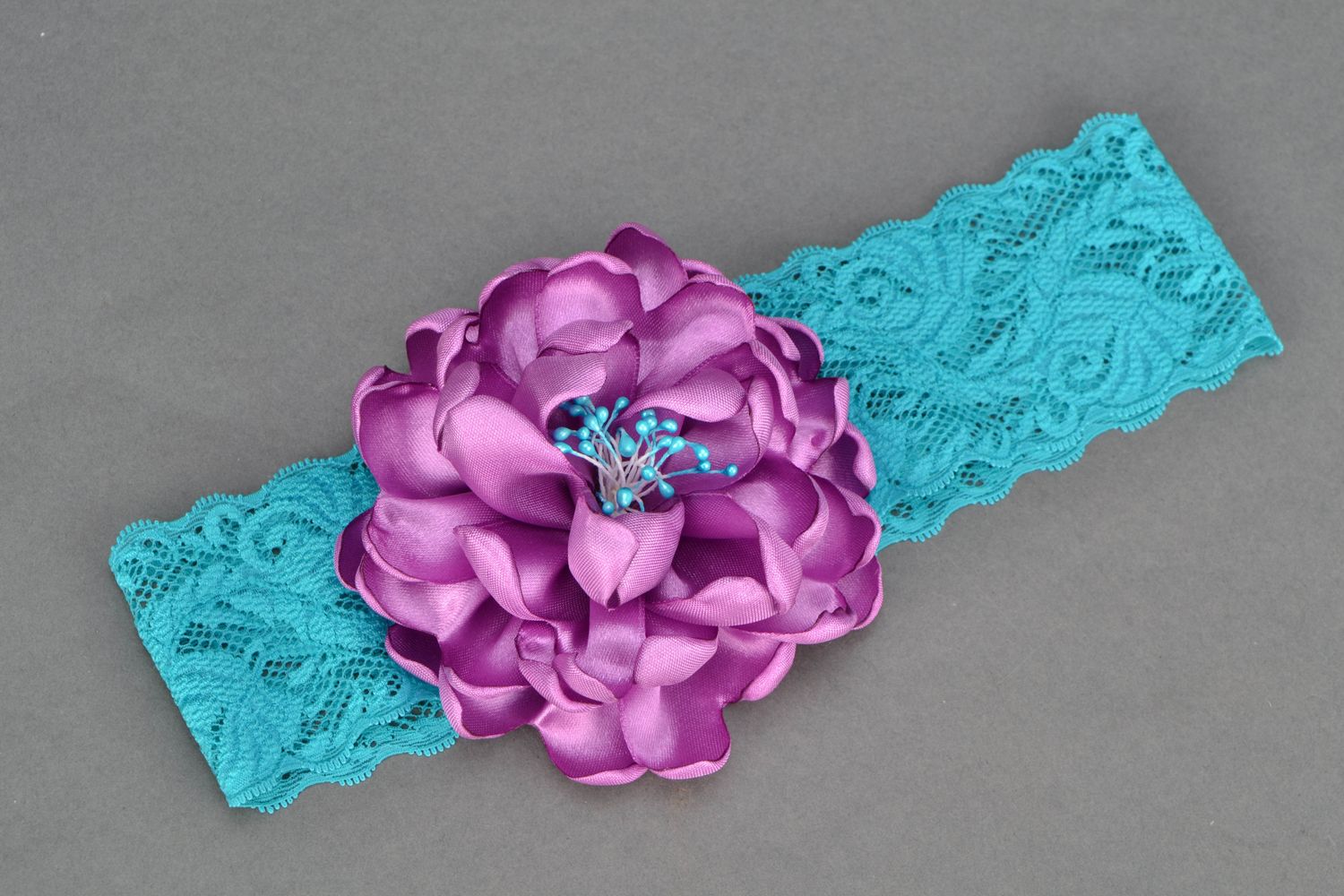 Женская повязка на голову с фиолетовым цветком из атласа фото 1