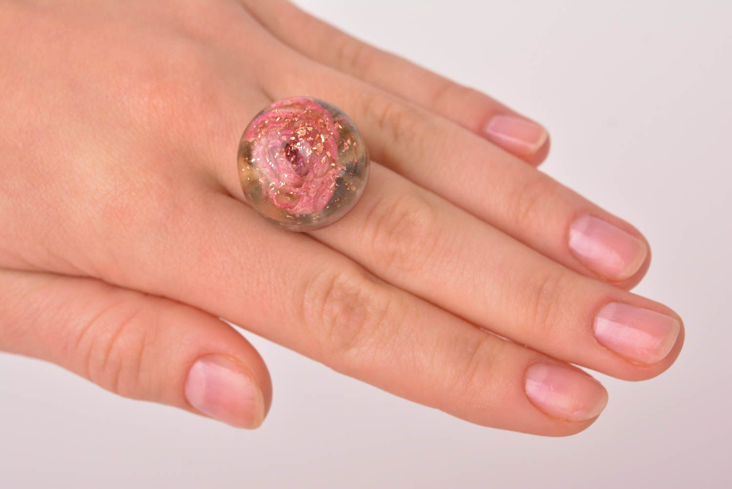 Bague rose Bijou fait main fleur sous résine époxyde Accessoire pour femme photo 3