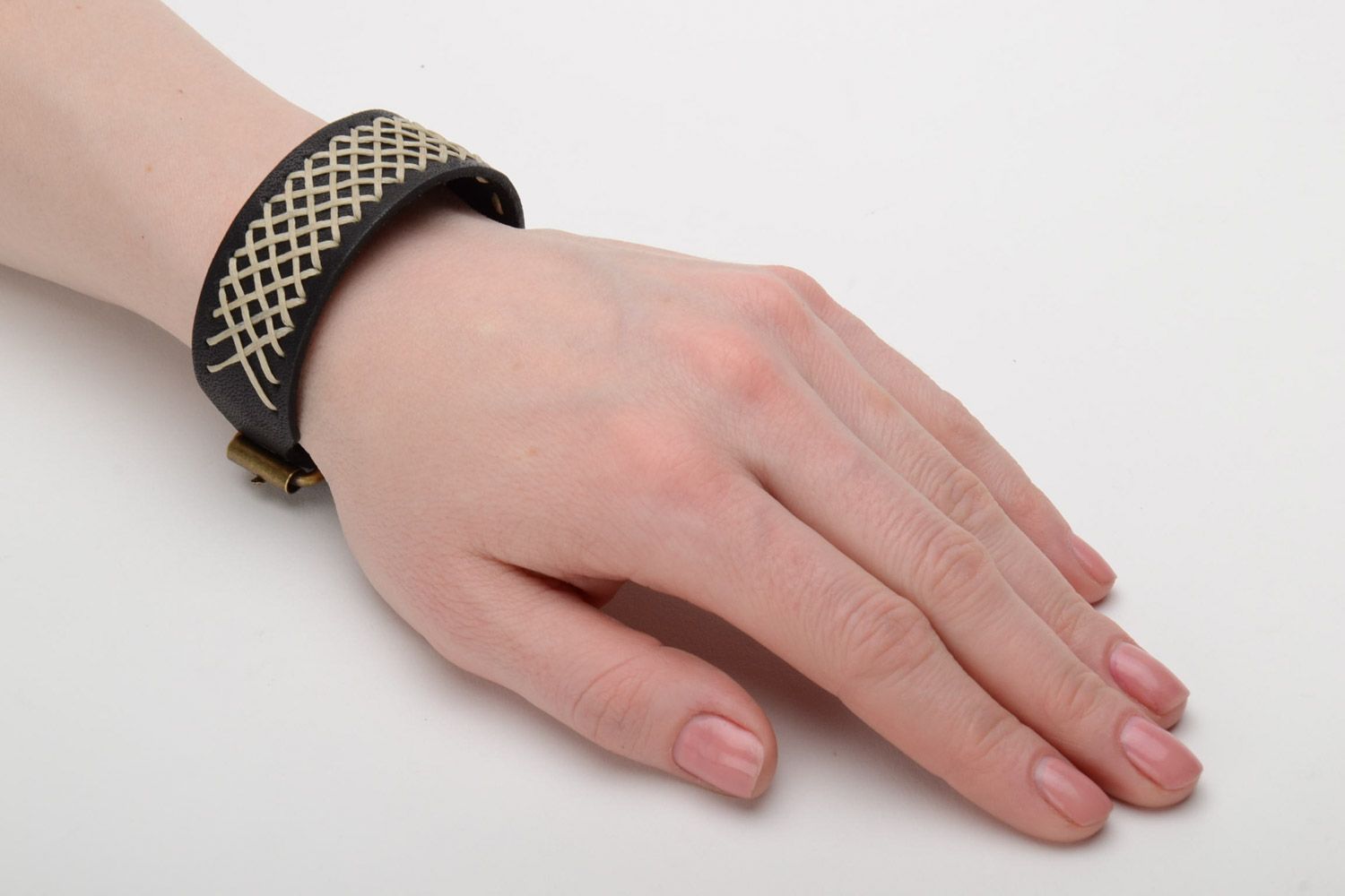 Bracelet en cuir naturel fait main design original large de couleur noire photo 2
