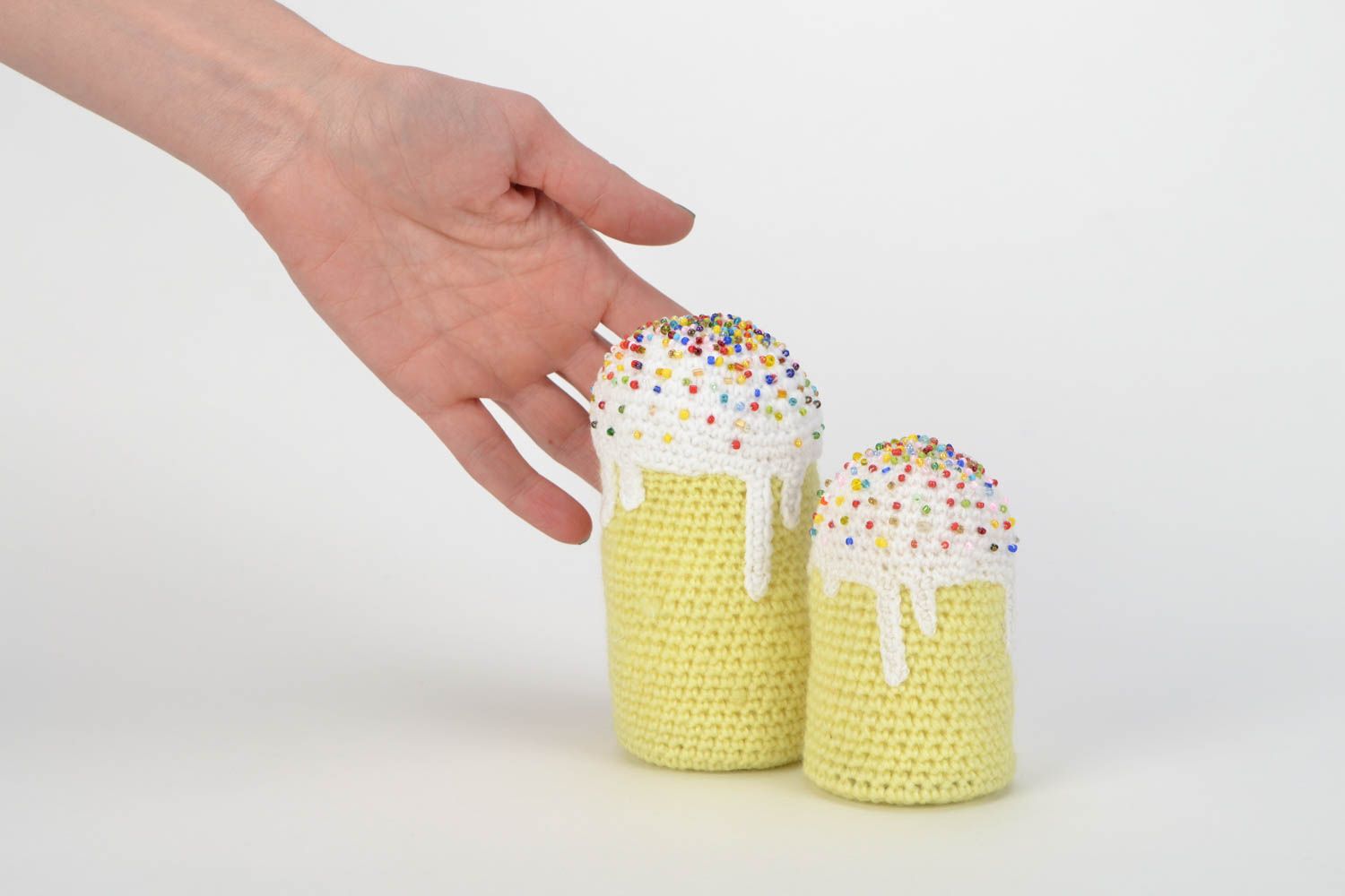 Deux jouets mous tricotés Gâteaux traditionnels de Pâques jaune clair fait main photo 2