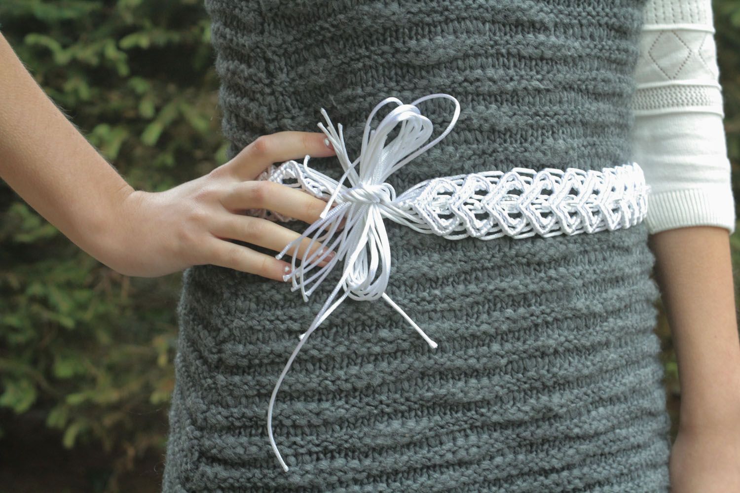 Cintura da donna intrecciata fatta a mano cinghia di fili bella in colore bianco foto 1