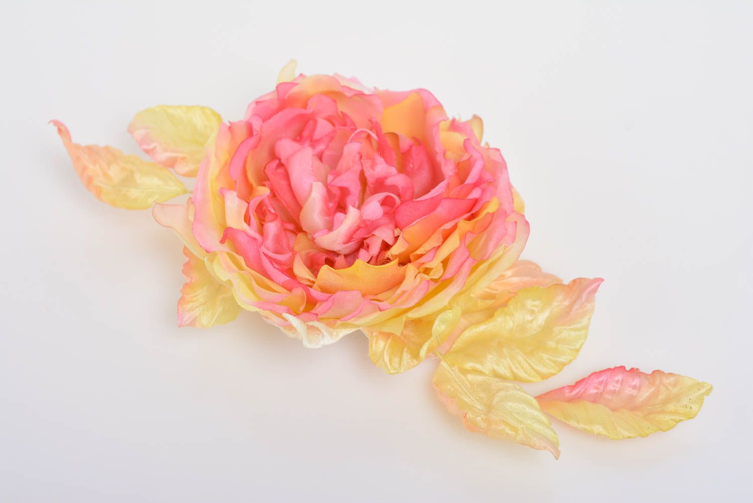 Текстильная брошь-заколка ручной работы из шелка красивая в виде цветка фото 1