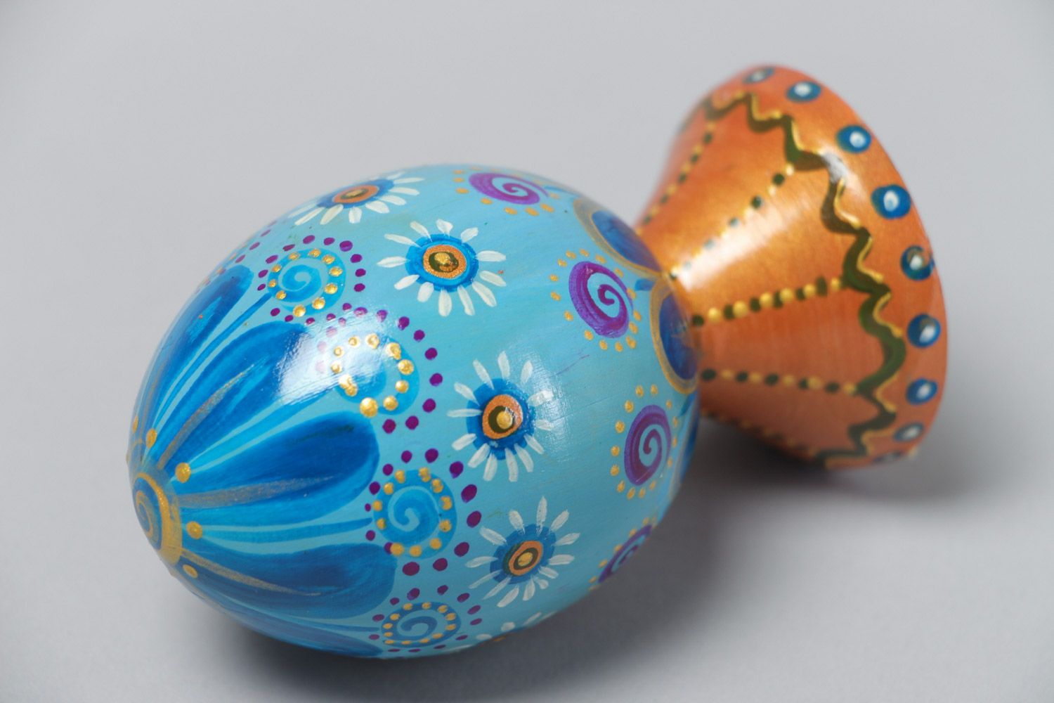 Oeuf décoratif en bois bleu sur support accessoire de Pâques fait main photo 3