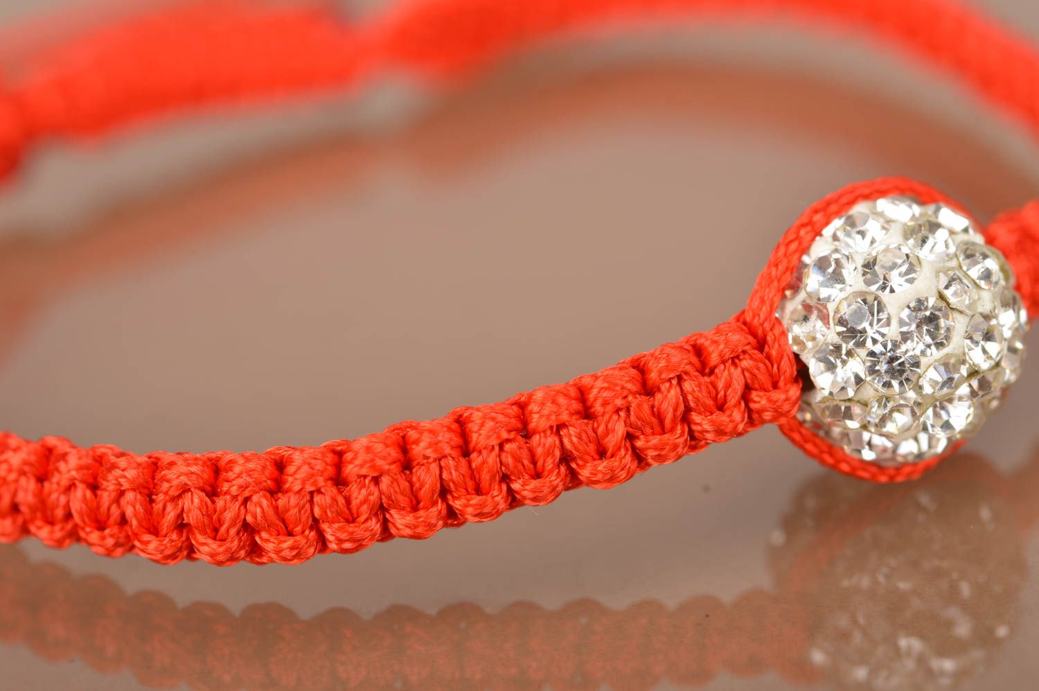 Bracelet fait main fin tressé en lacet ciré rouge Boule blanche accessoire photo 3
