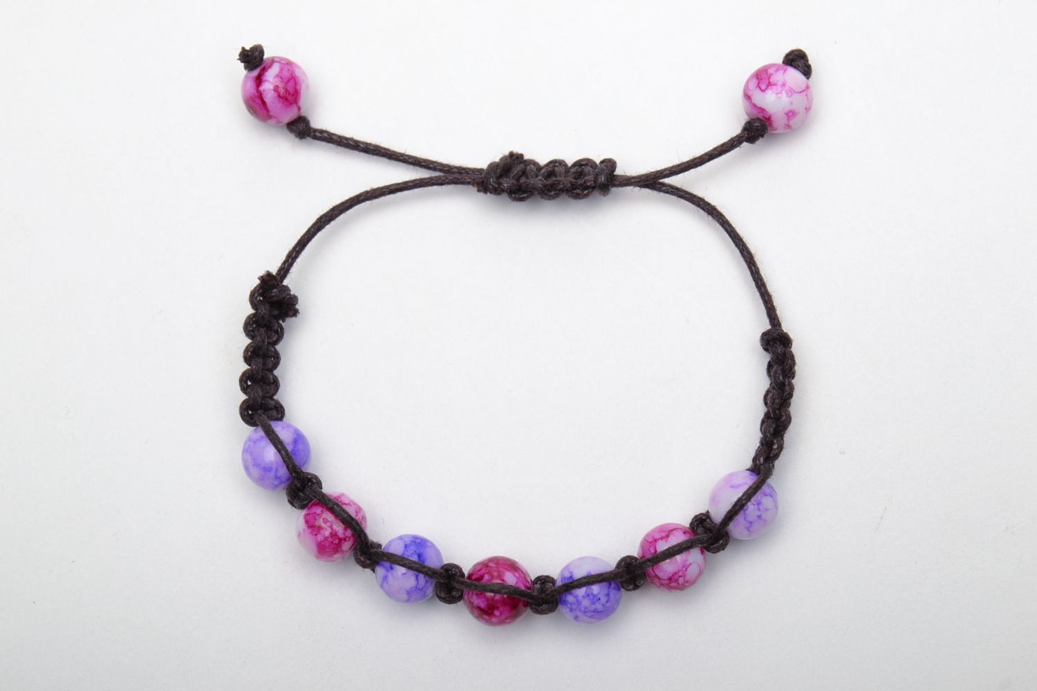 Bracelet en perles plastiques violet tressé pour femme de design fait main photo 4