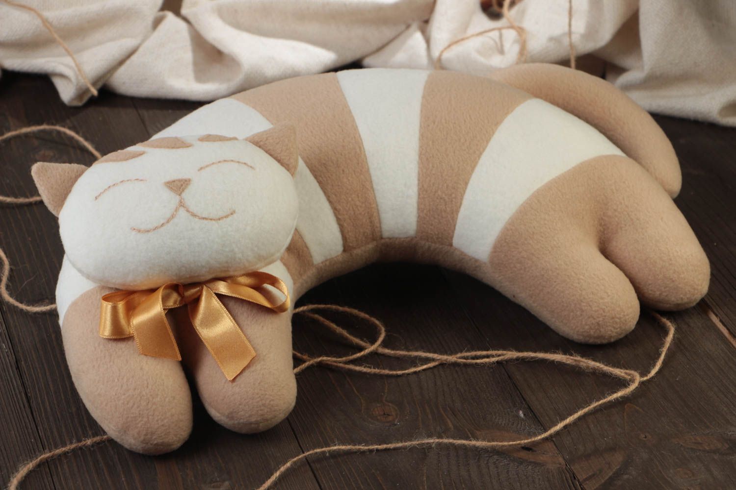 Подушка игрушка под шею в виде кота светлая с бантом мягкая ручной работы  фото 1