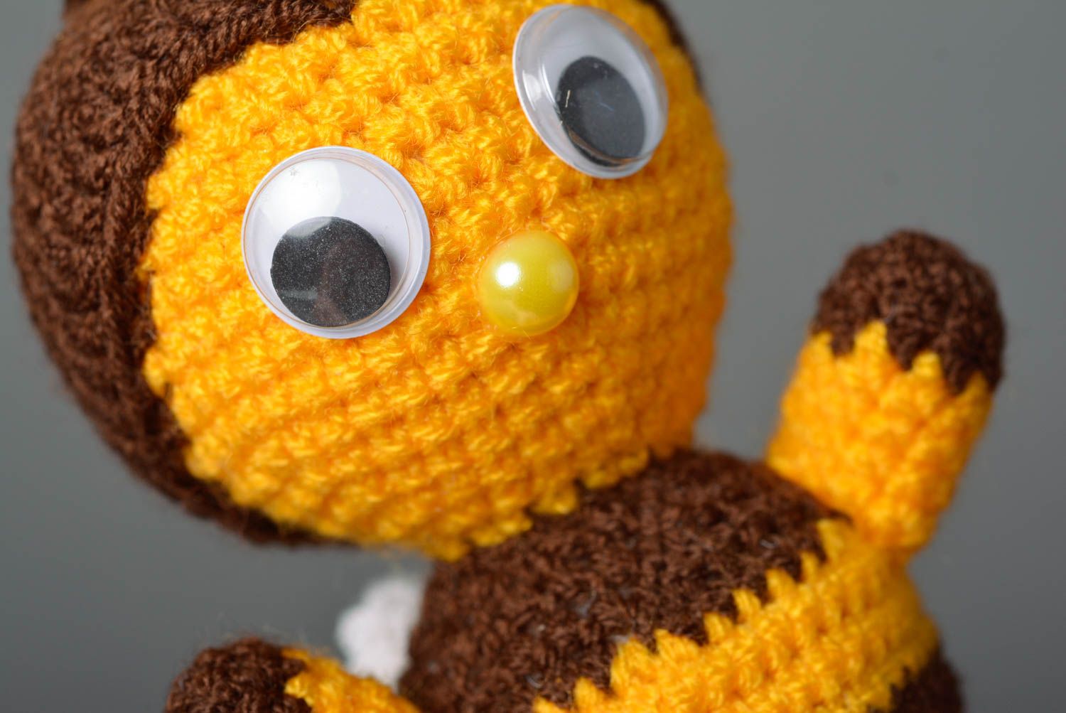 Peluche abeille à suspendre Jouet fait main tricoté au crochet Cadeau enfant photo 2