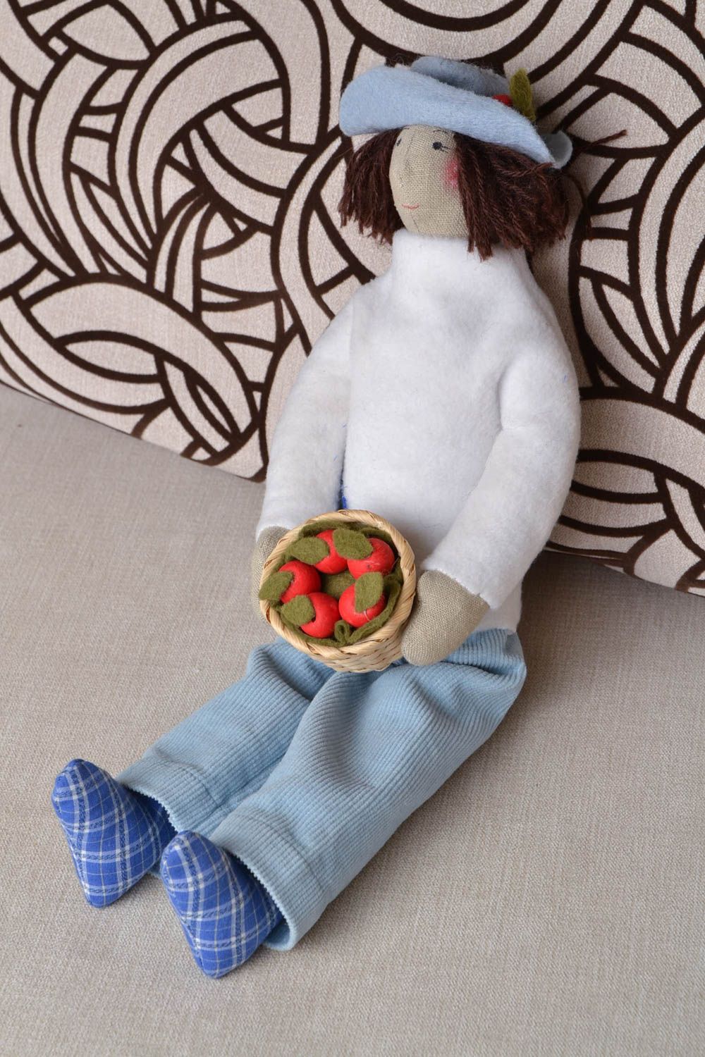 Handmade Künstler Puppe aus Stoff Gärtner mit Erdbeeren Naturstoffe foto 1