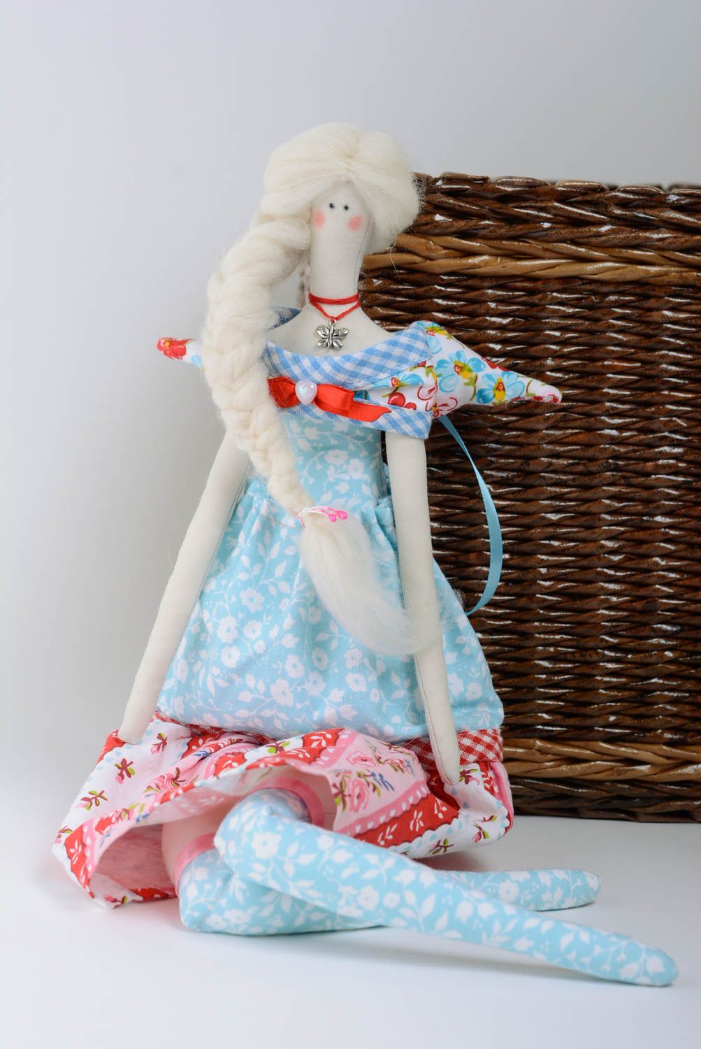 Künstler Puppe aus Stoff mit langen Haaren im blauen Kleid handmade foto 1