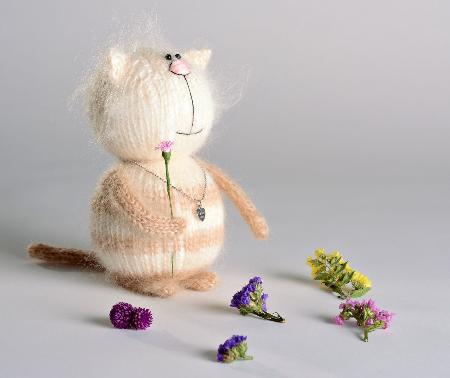 Knitted toy Cat in Love photo 1