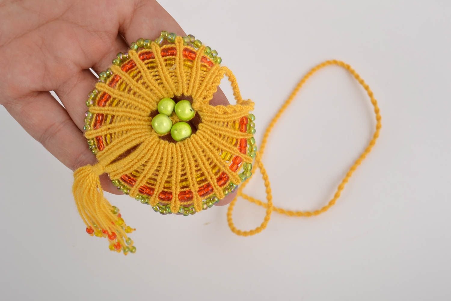 Pendentif textile technique de macramé fait main jaune avec perles fantaisie photo 2