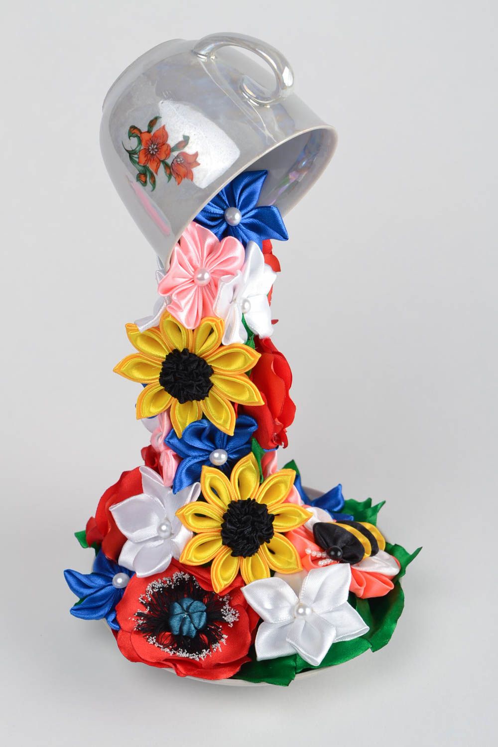 Летающая чашка с цветами из атласных лент проливашка ручной работы оригинальная фото 4