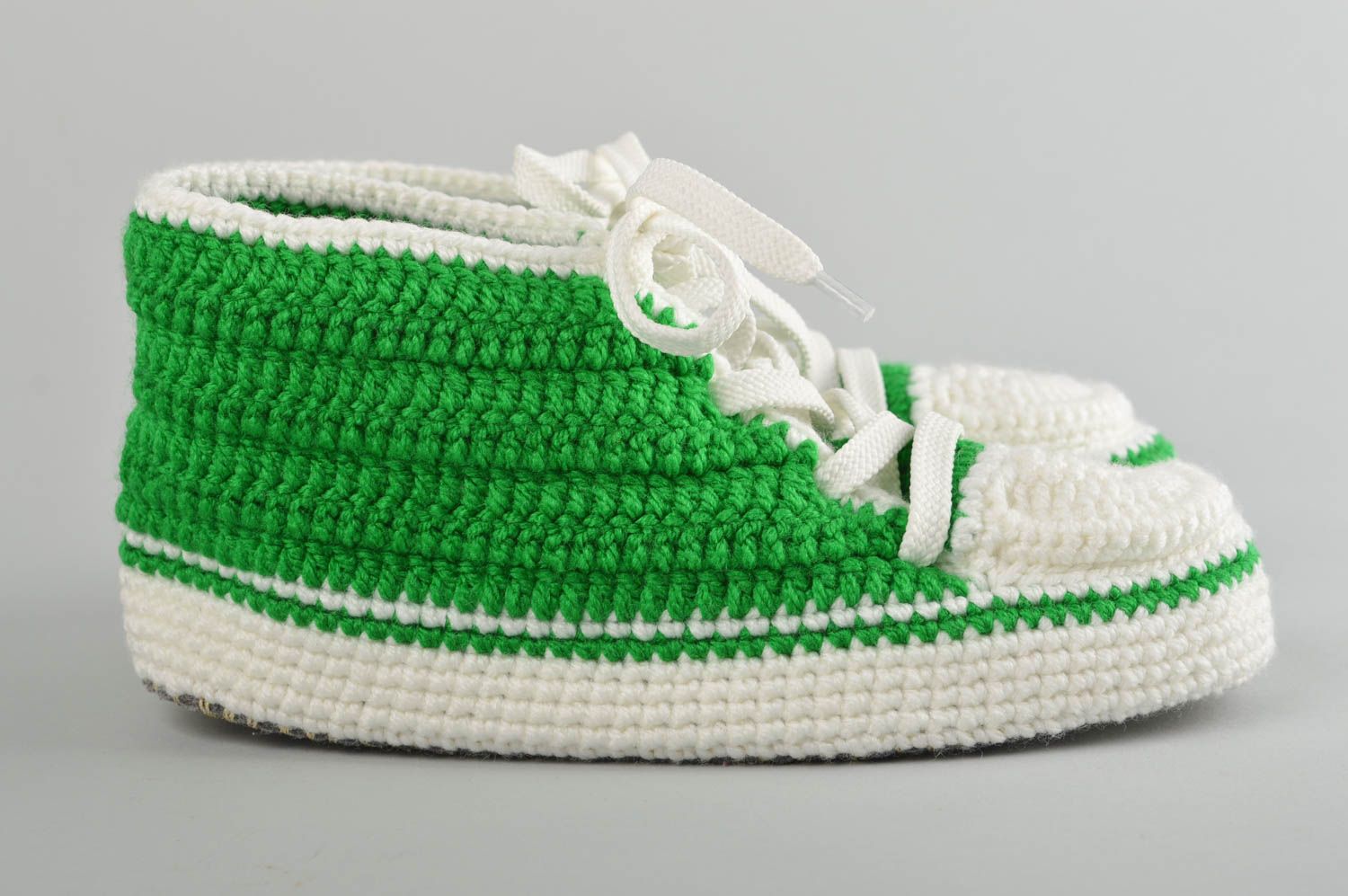 Домашние тапочки ручной работы кроссовки крючком вязаные кроссовки зеленые белые фото 4