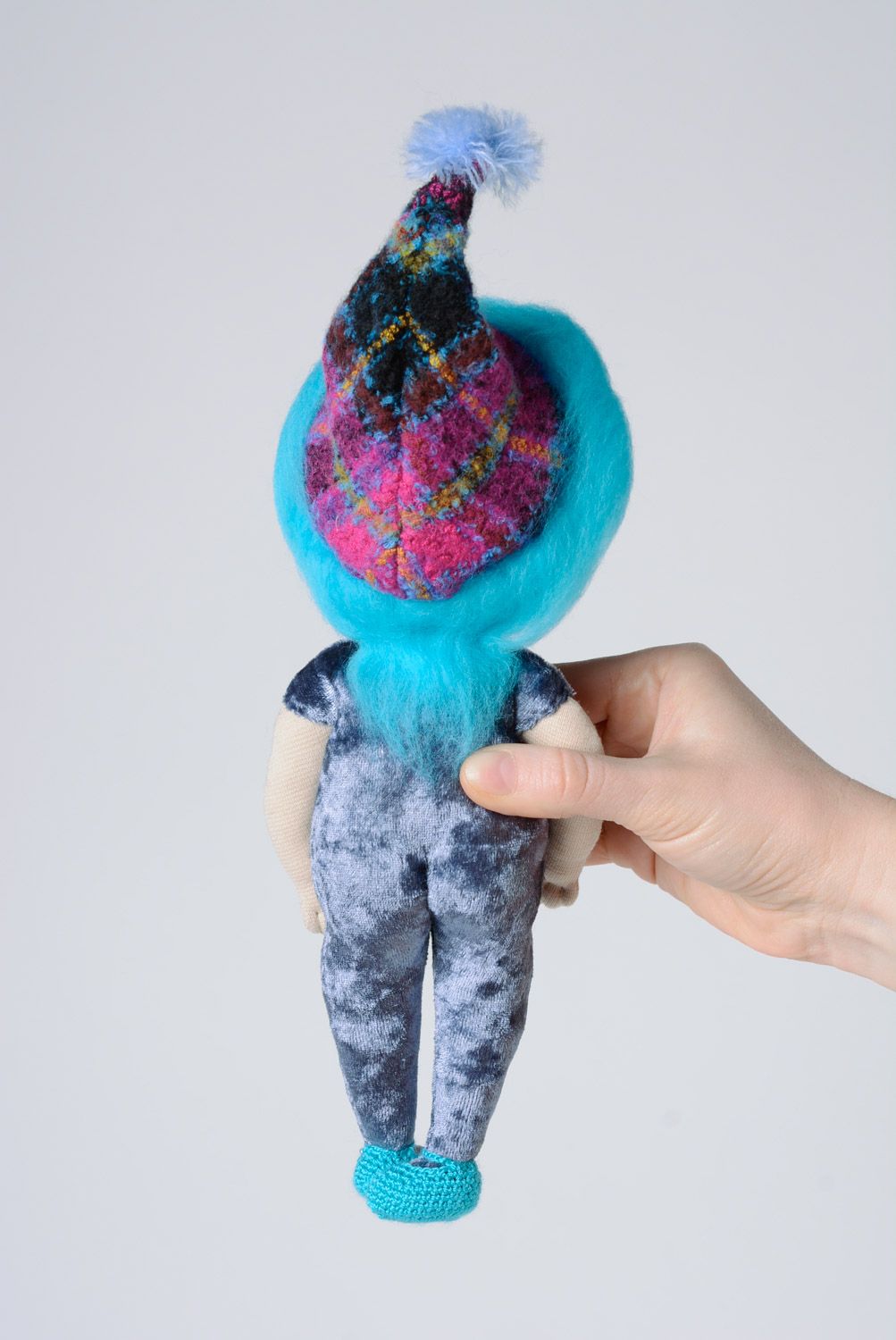 Hangemachte Puppe aus Stoff aus künstlichem Samt und Trikot mit blauen Haaren foto 3