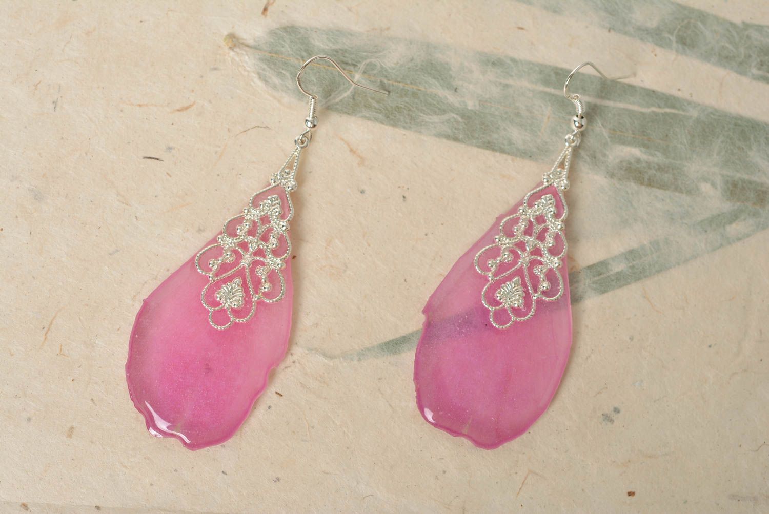 Pendientes originales rosados con flores secas en resina epoxi hechos a mano foto 1
