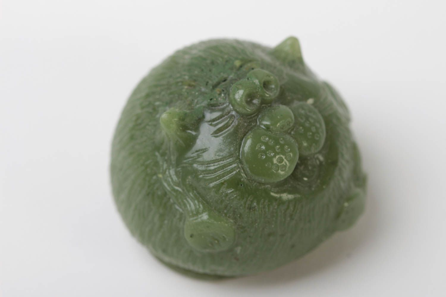 Статуэтка из полимерной смолы небольшая зеленая в виде кота ручной работы фото 4