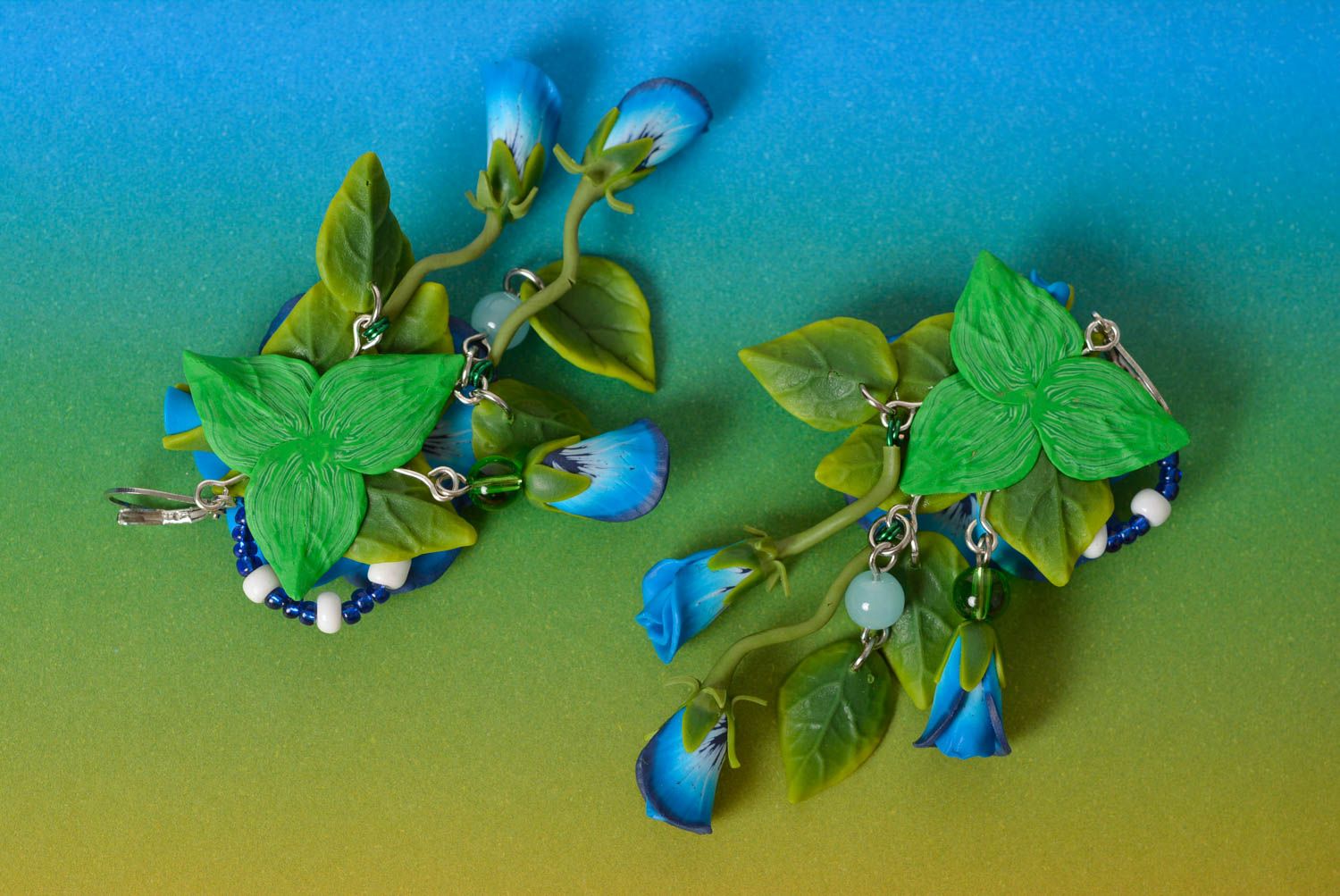 Longues boucles d'oreilles fleurs bleues en pâte polymère faites main originales photo 4