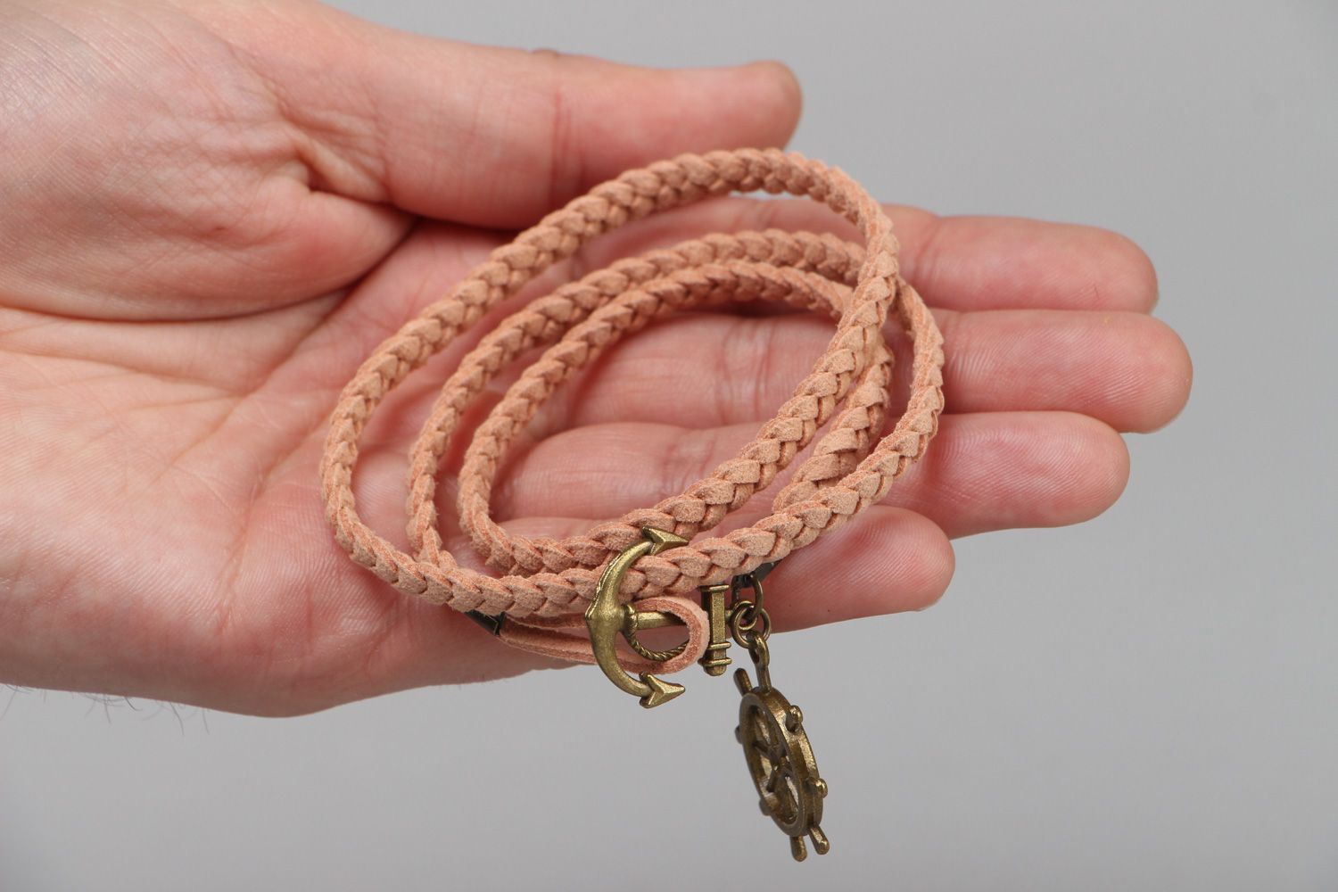 Bracelet en daim artificiel fait main beige avec roue de gouvernail pour femme photo 3