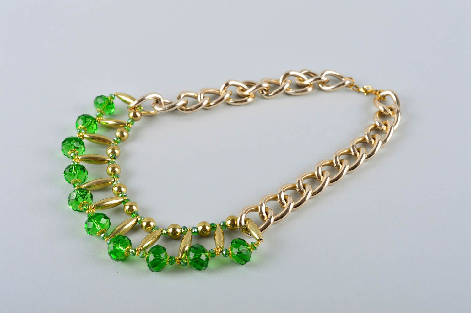 Collier fantaisie Accessoire fait main en métal et cristaux verts Cadeau femme photo 3