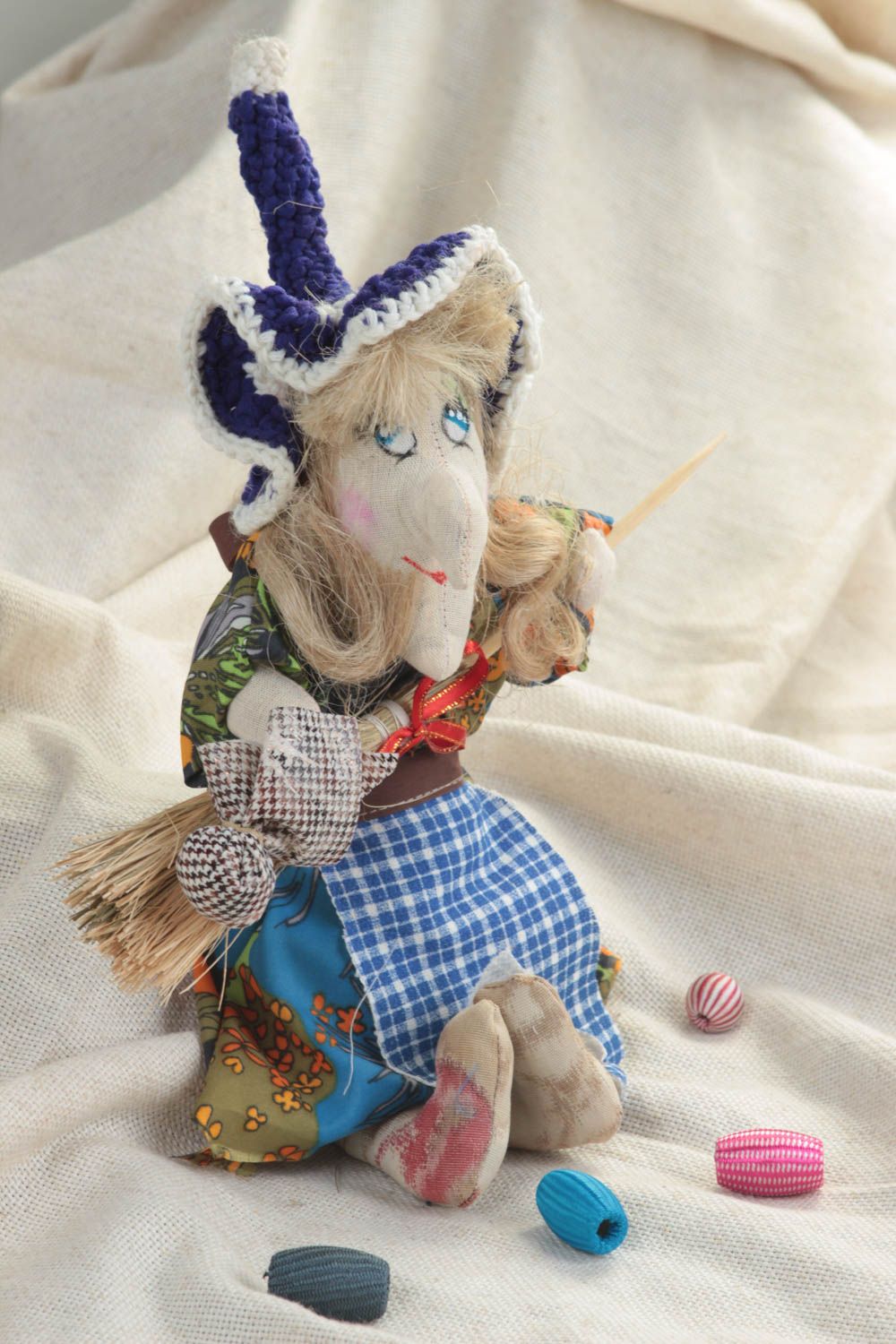 Игрушка кукла из ткани Баба яга небольшого размера в шляпе забавная хэнд мейд фото 1