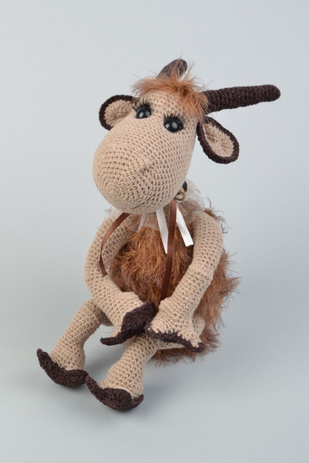 Jouet mou tricoté au crochet fait main chèvre brun pour enfant décoration photo 1