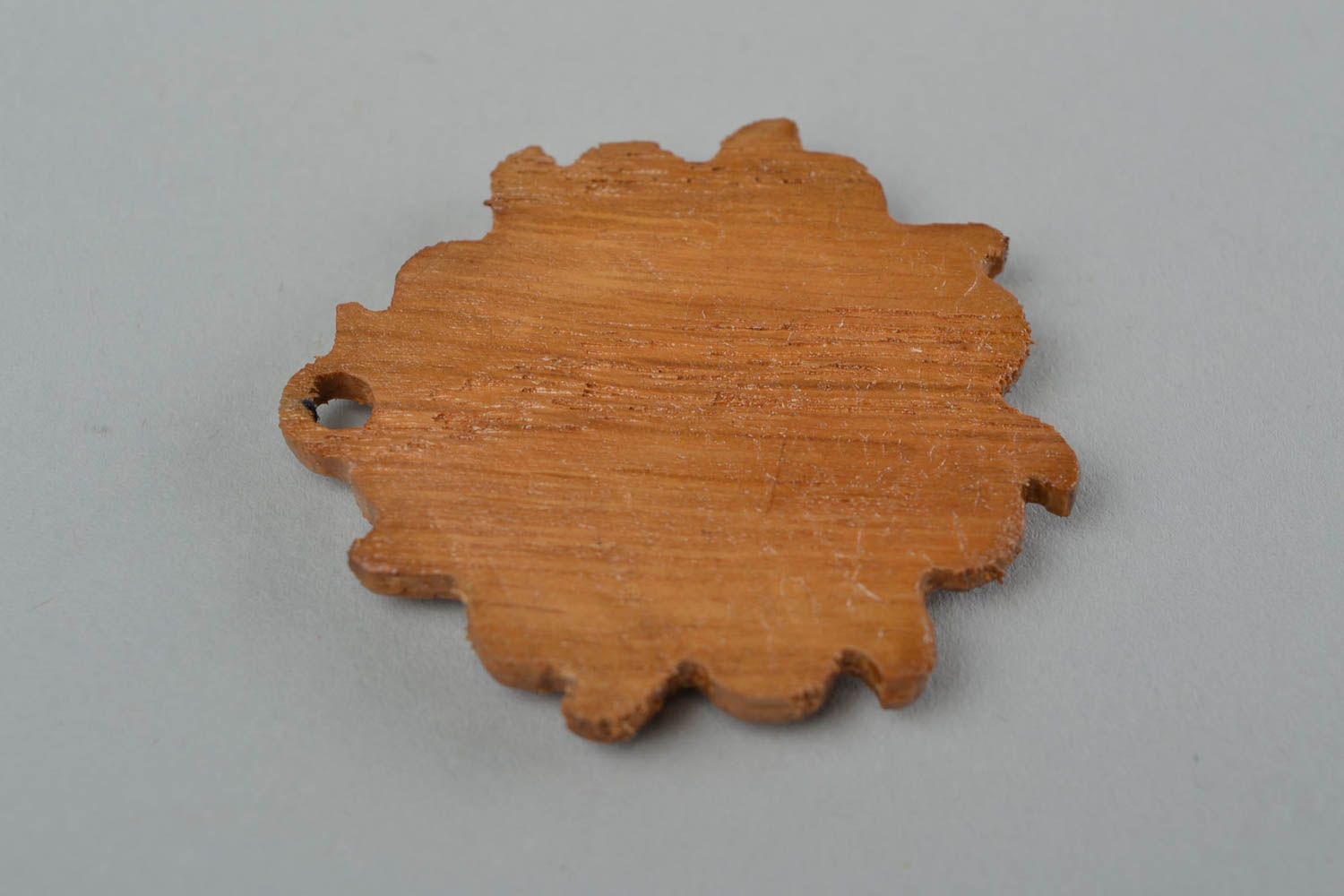 Slawischer geschnitzter origineller künstlerischer Amulett Anhänger aus Holz foto 5