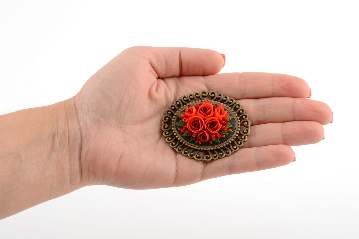 Broche faite main ovale avec fleurs rouges en pâte polymère design vintage photo 5