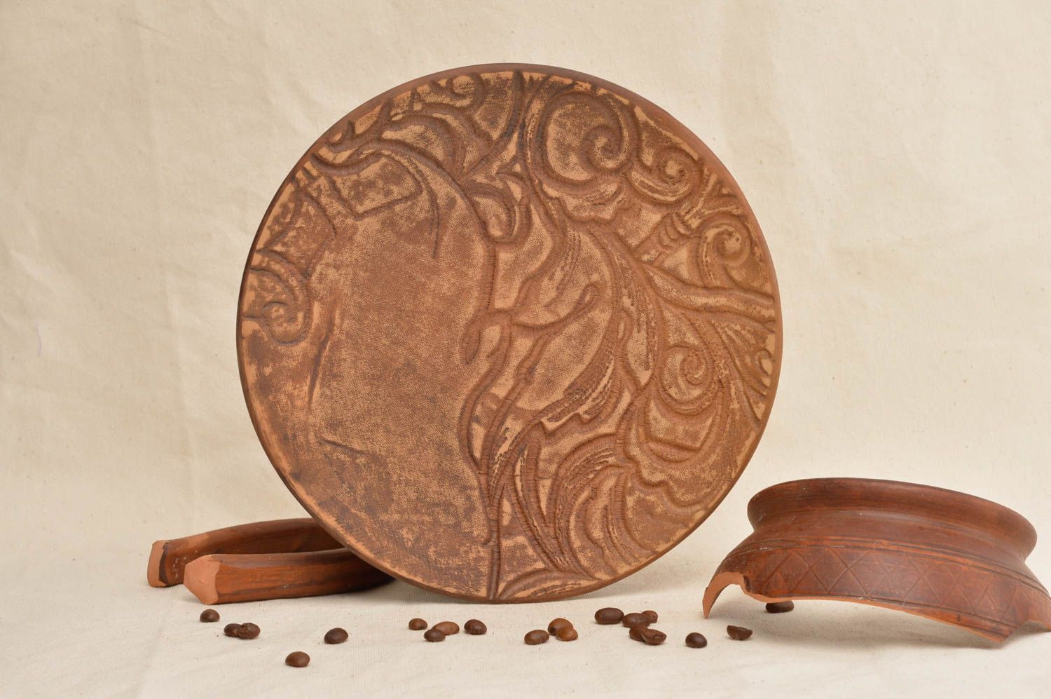 Assiette en céramique brune à motifs faite main écologique originale jolie  photo 1