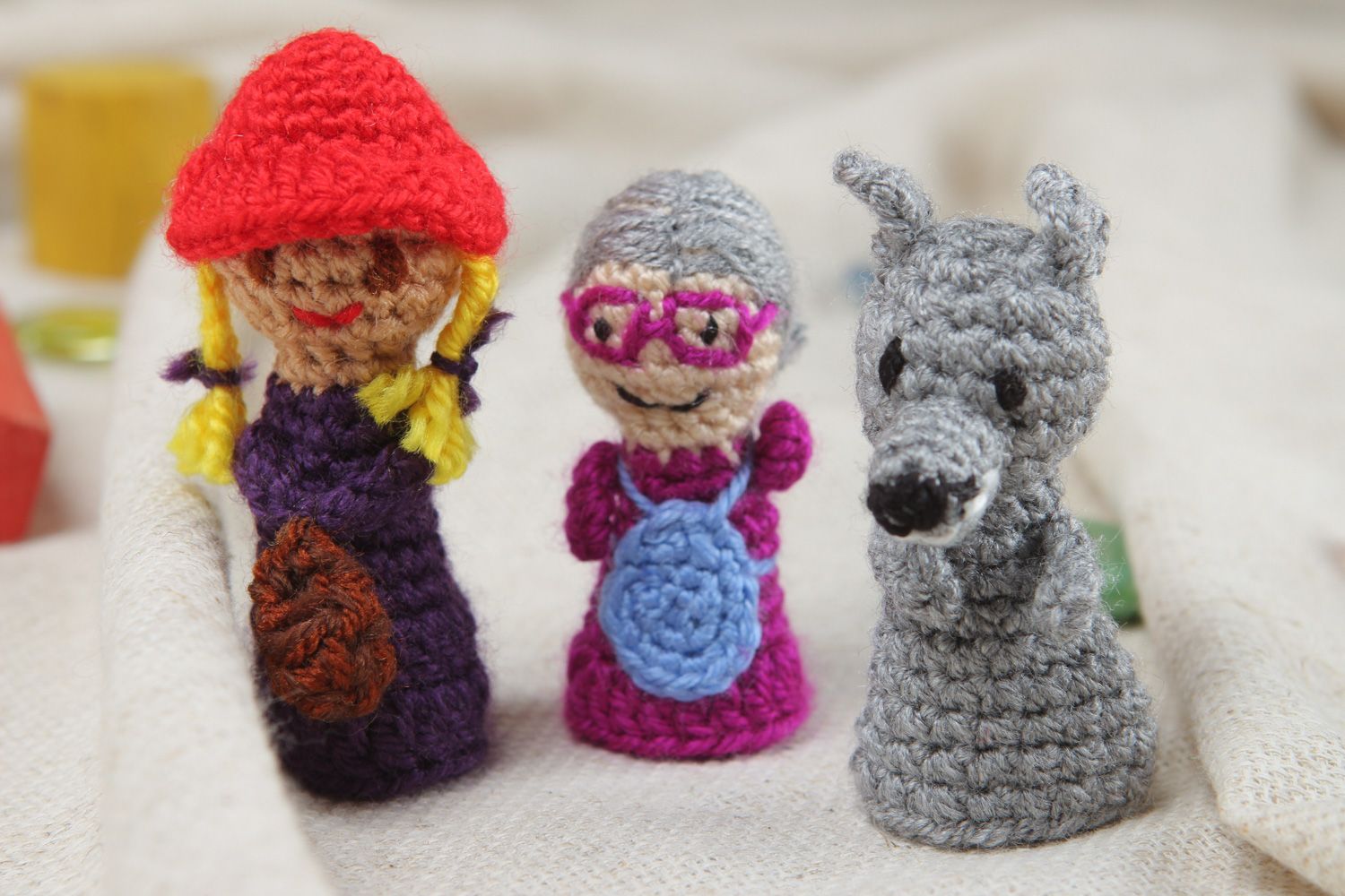 Пальчиковые игрушки набор бабушка волк и внучка в красной шапочке вязаные крючком из акрила фото 5