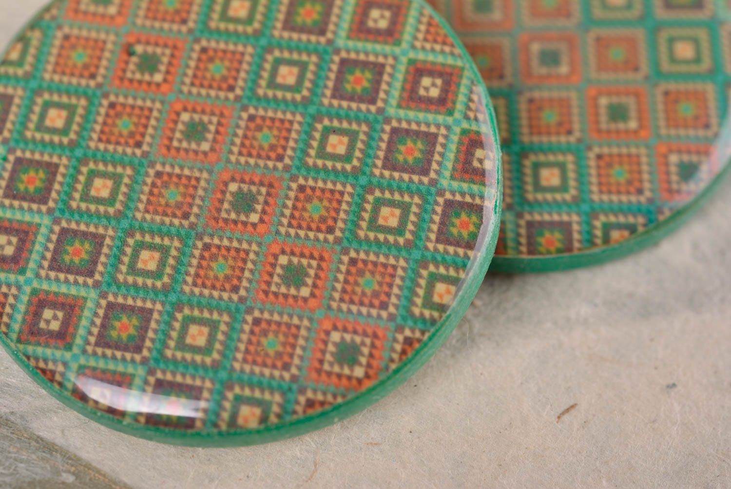 Zärtliche schöne runde Ohrringe mit Muster aus Epoxidharz in Decoupage Technik  foto 3