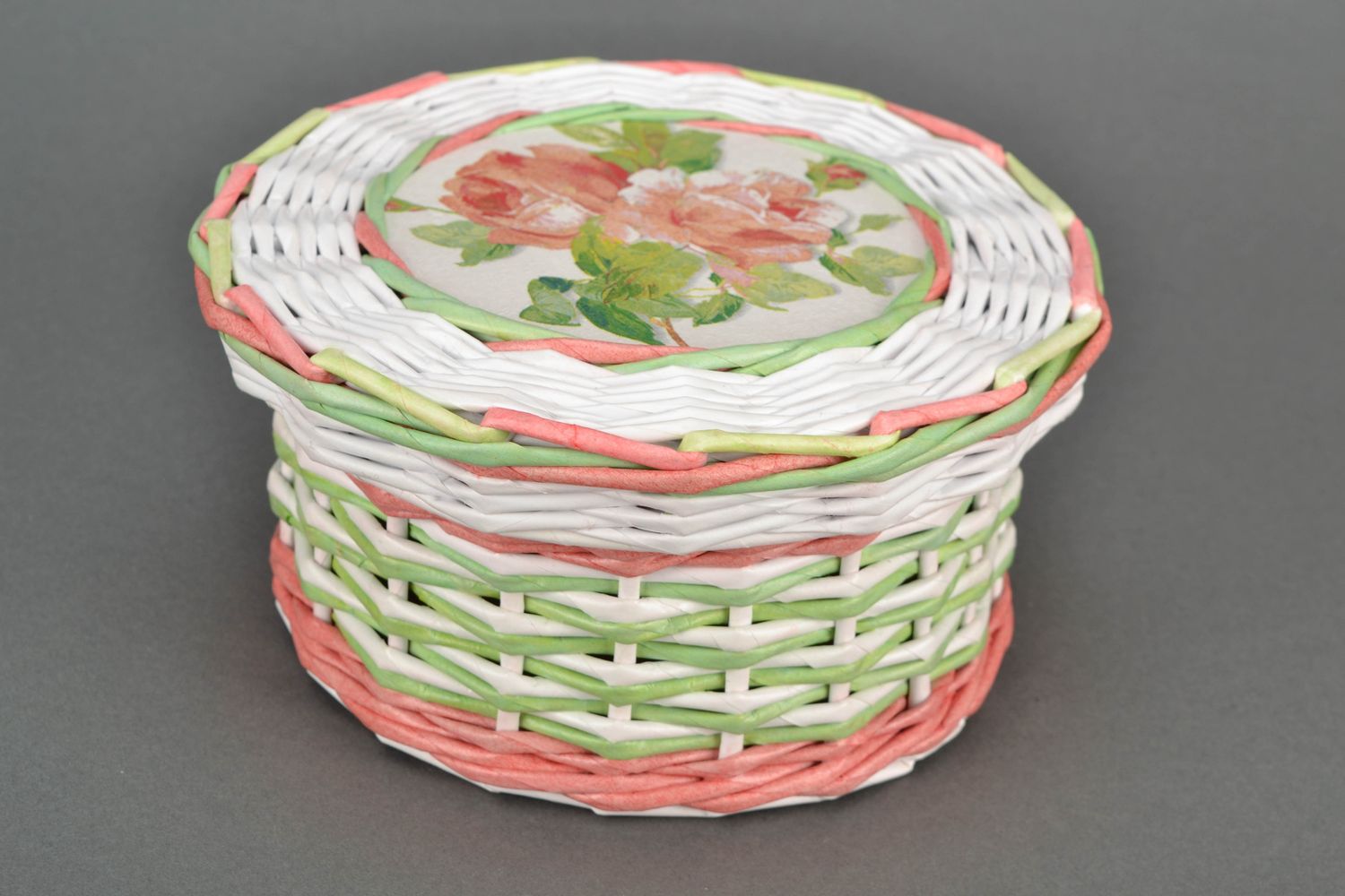Gift basket woven of paper rod Roses photo 1